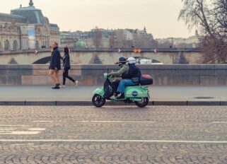 ¿Pueden circular las motocicletas por el carril bus?
